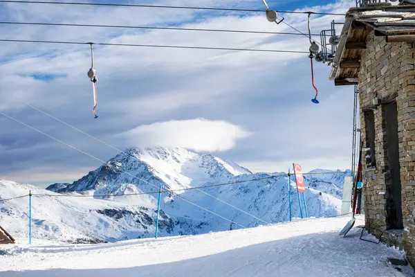 Alplerdeki dağların tepelerinin manzarası ve T-bar kaldırışları