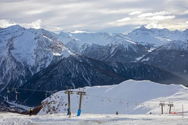  Alplerdeki İtalyan tatil beldesinin yamacında konforlu kayak asansörü sürükler.