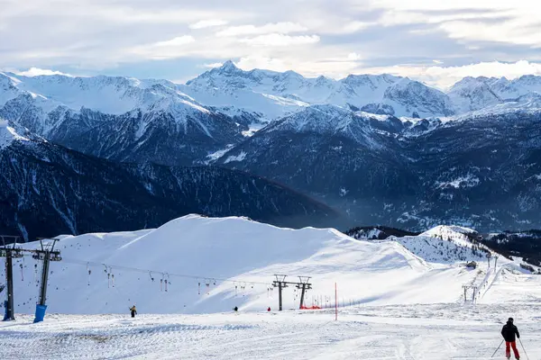 Alplerdeki dağların tepelerinin manzarası ve T-bar kaldırışları