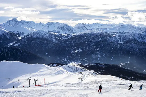 Akşamki dağ zirveleri ve Alplerdeki kayak kaldırışlarının manzarası