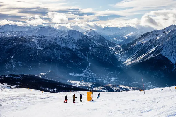 Akşamki dağ zirveleri ve Alplerdeki kayak kaldırışlarının manzarası