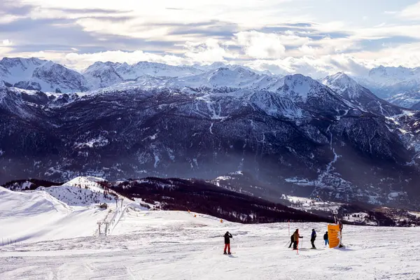 Akşamki dağ zirveleri ve Alplerdeki kayak kaldırışlarının manzarası