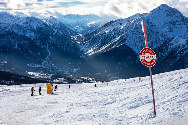 Alplerdeki Latte Viteya tatil beldesinde kayak yolu geçişi