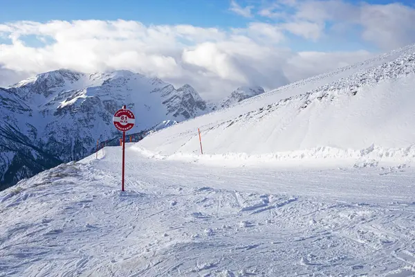 Alplerdeki Latte Viteya tatil beldesinde kayak yolu geçişi