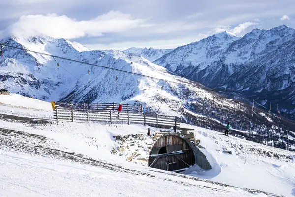 Akşam dağlarının güzel manzarası Alplerde kayak kaldırışları