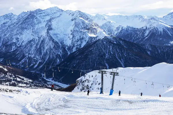 Alplerdeki dağ zirvelerinin ve T-Bar kaldırışlarının güzel manzarası.