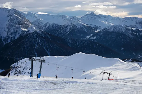 Akşam dağlarının güzel manzarası Alplerde kayak kaldırışları