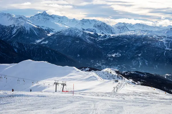 Akşam dağlarının güzel manzarası Alplerde kayak kaldırışları