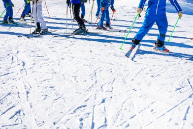 Kayakçılarla kayak okulu. etkin tatiller