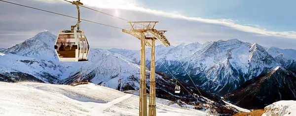 İtalya 'da Alpler' de bir kayak merkezinin panoraması.