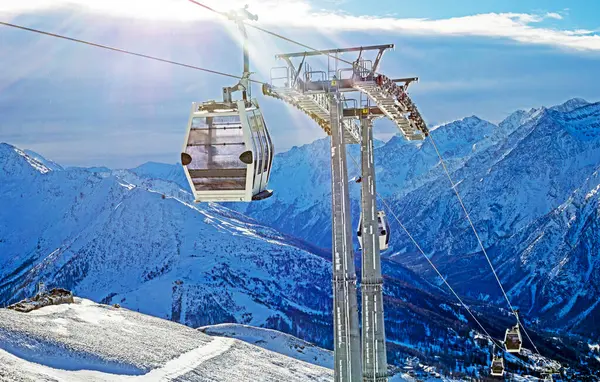 Alplerdeki italyan tatil beldesinin yamacındaki kayak asansöründeki tasarımcı rahat kamaraları.