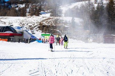 Alplerde İtalyan tatil köyünden Fransızcaya kayak kaldırma. Bütün gün çok koşuyor.