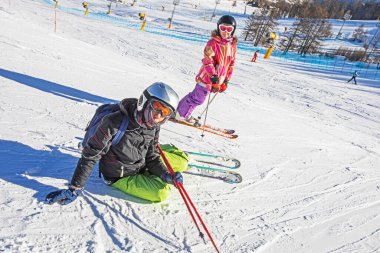 Genç kayakçılar sabahın erken saatlerinde Alplerdeki İtalyan kayak merkezinde. Okul aktif tatilleri
