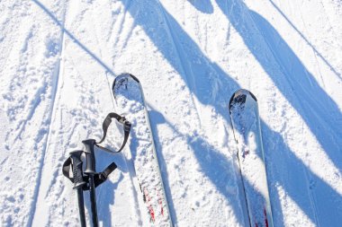 Alplerde kayak yaptığı için kapalı yamaçta bir kayakçının gölgesi. Kayak yapmanın zevki