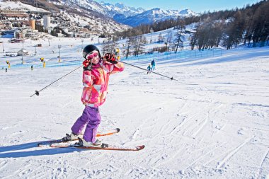  Alplerdeki İtalyan tatil köyünün yamacında küçük bir kayakçı. En iyi okul tatili.