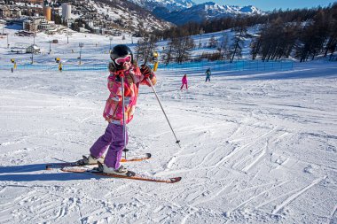  Alplerdeki İtalyan tatil köyünün yamacında küçük bir kayakçı. En iyi okul tatili.