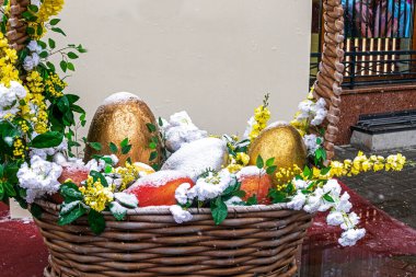 Paskalya dekoratif yumurtaları karda hafif arka planda. Paskalya tatili
