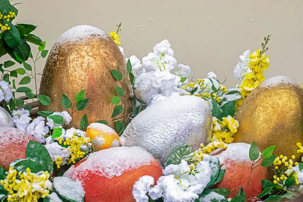 Paskalya dekoratif yumurtaları karda hafif arka planda. Paskalya tatili