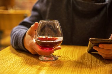 Meyve çayı iç ve akıllı telefondan izle. Ayrıl