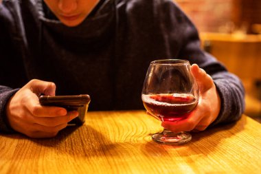 Meyve çayı iç ve akıllı telefondan izle. Ayrıl