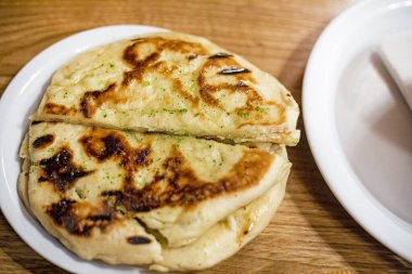 Tabakta kızarmış peynirli ekmek.