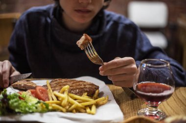 Patates kızartması ve ketçaplı domuz pirzolası.
