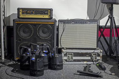 Sahnedeki bir konserden sonra müzik aletleri için hoparlörler ve hoparlörler