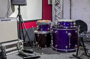 Sahnedeki bir müzik konserinde davul seti.