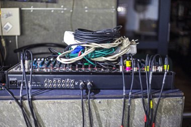 Sahnedeki bir konserden sonra müzik aletleri için hoparlörler ve hoparlörler