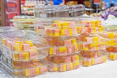 Süpermarkadaki şeffaf kaplarda marmelatlı reçel.