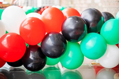 Yeni butikler ve tatil partileri için yeşil kırmızı ve siyah balonlar.