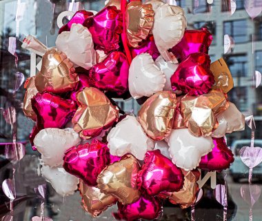 çelenk kalp şeklinde şişirilebilir parlak balonlar. Neşeli arkaplan