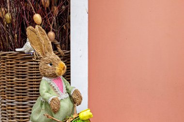 Pembe arka planda Paskalya tavşanı figürleri. Paskalya tatili