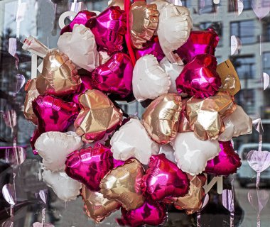 çelenk kalp şeklinde şişirilebilir parlak balonlar. Neşeli arkaplan