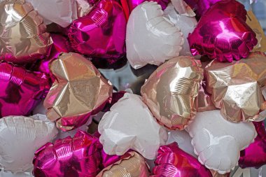 Kalp şeklinde şişirilebilir parlak balonlar. Neşeli arkaplan