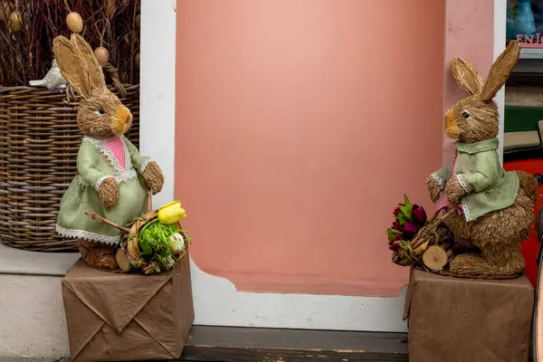 Pembe arka planda Paskalya tavşanı figürleri. Paskalya tatili