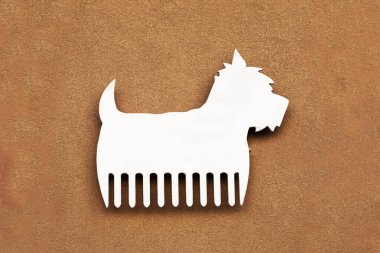 Batı Highland Beyaz Teriyeri 'nin taraklı şirin beyaz silueti. Köpek bakımı
