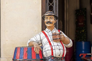  Oktoberfest 'e odaklanmış bira içen bir adam figürü.