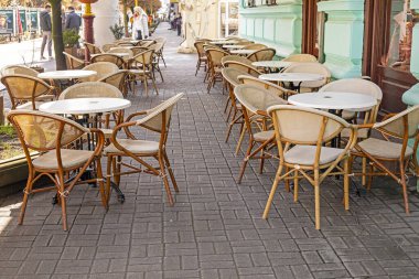 Sabahın köründe sokakta boş bir kafe.