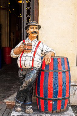 Bira içen bir adam figürü. Ekim Festivali