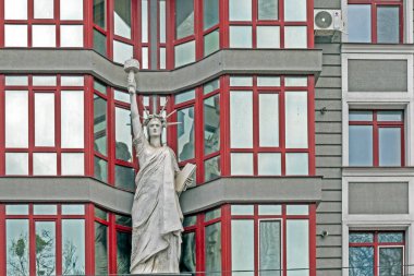 Küçük özgürlük heykeliyle yaşamak için modern bir ev.