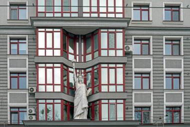 Küçük özgürlük heykeliyle yaşamak için modern bir ev.