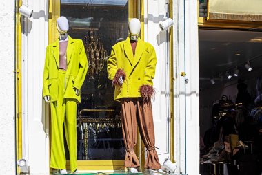 Mankenli kadın ve erkekler için şık, parlak kıyafetler. Moda ve tarz