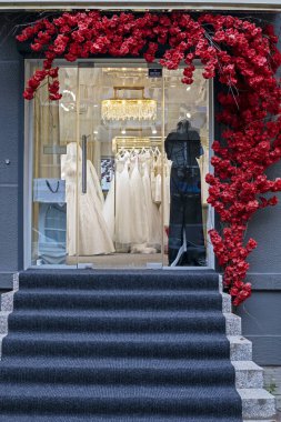 İlk komünyon için çiçekli butik süsleme ve dışarıda evlilik.
