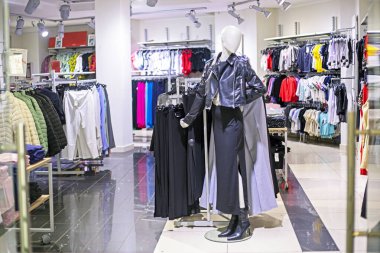 Moda ve moda odaklı mankenler üzerindeki kadınlar ve erkekler için şık parlak kıyafetler.