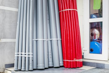 Kulübelerde, özel evlerde, ofislerde ve diğerlerinde kullanılan farklı çaplı su boruları için plastik borular
