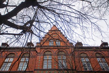 Okul 18. yüzyılın sonlarında Art Nouveau stilinde inşa edildi.