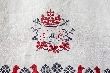 Merkezi Ukrayna kuşlarıyla geleneksel işlemeli desen. Gelenekler ve adetler