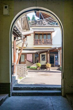 Konforlu bir avludaki evlerin arasındaki kemerden