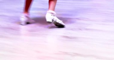 Sınıftaki kız tek başına dans ediyor turnuvada spor salonunda dans ediyor.